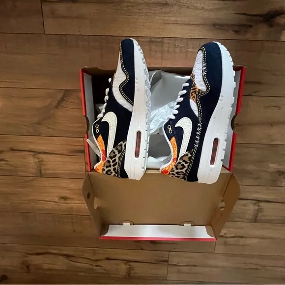 Brand new Nike tennis shoes. Never worn. Original box. Nike Air Max 1 Premium. - Picture 2 of 4